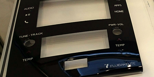 自動車の車内空間を高級感で演出するピアノブラック(漆黒色)