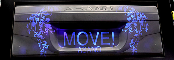 青色光源の照射で「MOVE」の文字が表示(チェンジング)